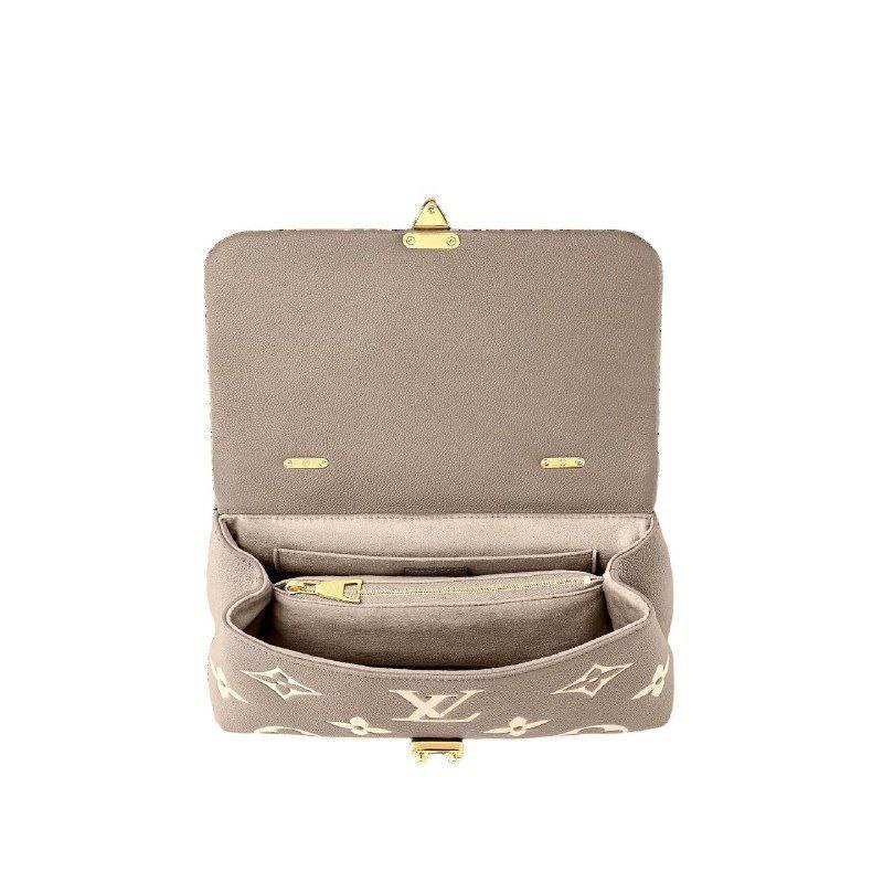 /public/uploads/photos/shares/Suzy bags/IMG_4520.jpeg